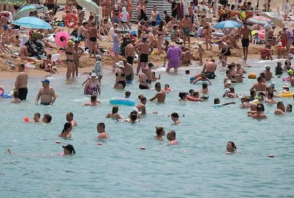 Купальный сезон в разгаре: где в Краснодарском крае самая теплая вода в море 