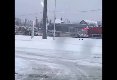 Автомобилисты с трудом добрались на работу по заснеженному Краснодару