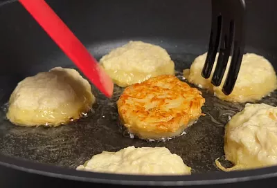 Смешал так картошку, муку, молоко — и пышные картофельные оладьи, как у бабушки, на столе: готовятся просто и легко