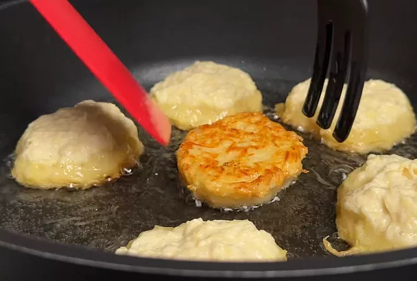 Смешал так картошку, муку, молоко — и пышные картофельные оладьи, как у бабушки, на столе: готовятся просто и легко