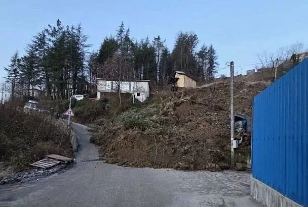 Оползень перегородил часть дороги в пригороде Сочи: сошло 200 кубометров грунта 