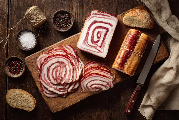 Засаливаю пузанину с перцем на 15 дней, потом закатываю в рулет — и жду четыре месяца 