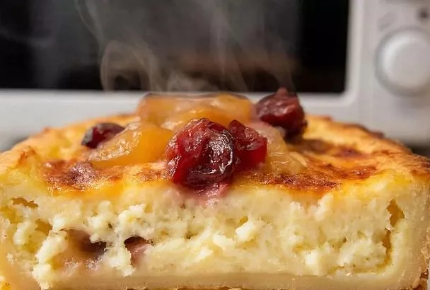 Творожная запеканка в микроволновке: добавил кукурузный крахмал — и получилась нежная, как облако, за 7 минут