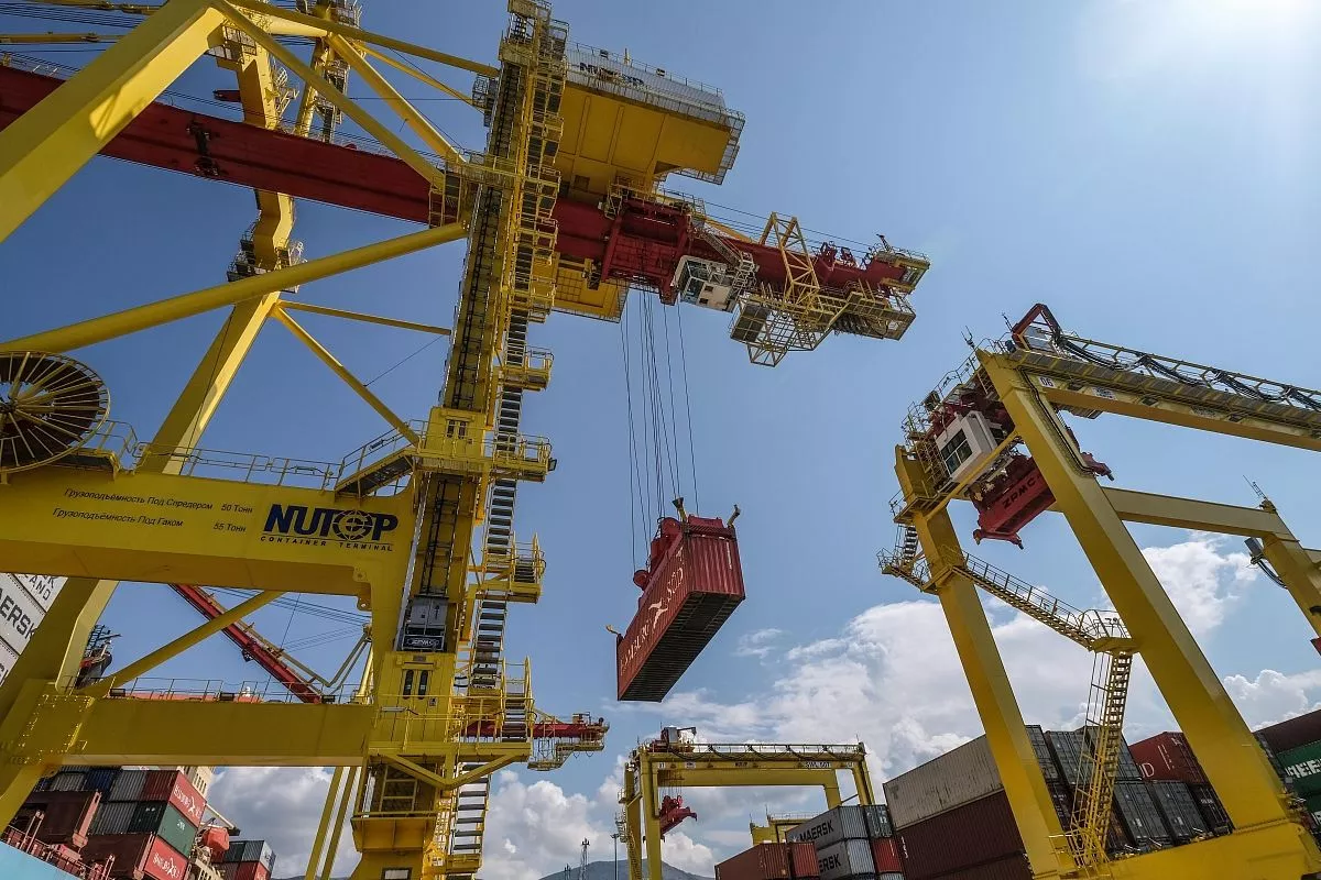 еженедельно к новому причалу № 38 становится судно класса PostPanamax, международной контейнерной линии Маерск, связывающей Индийский океан и Черное море.