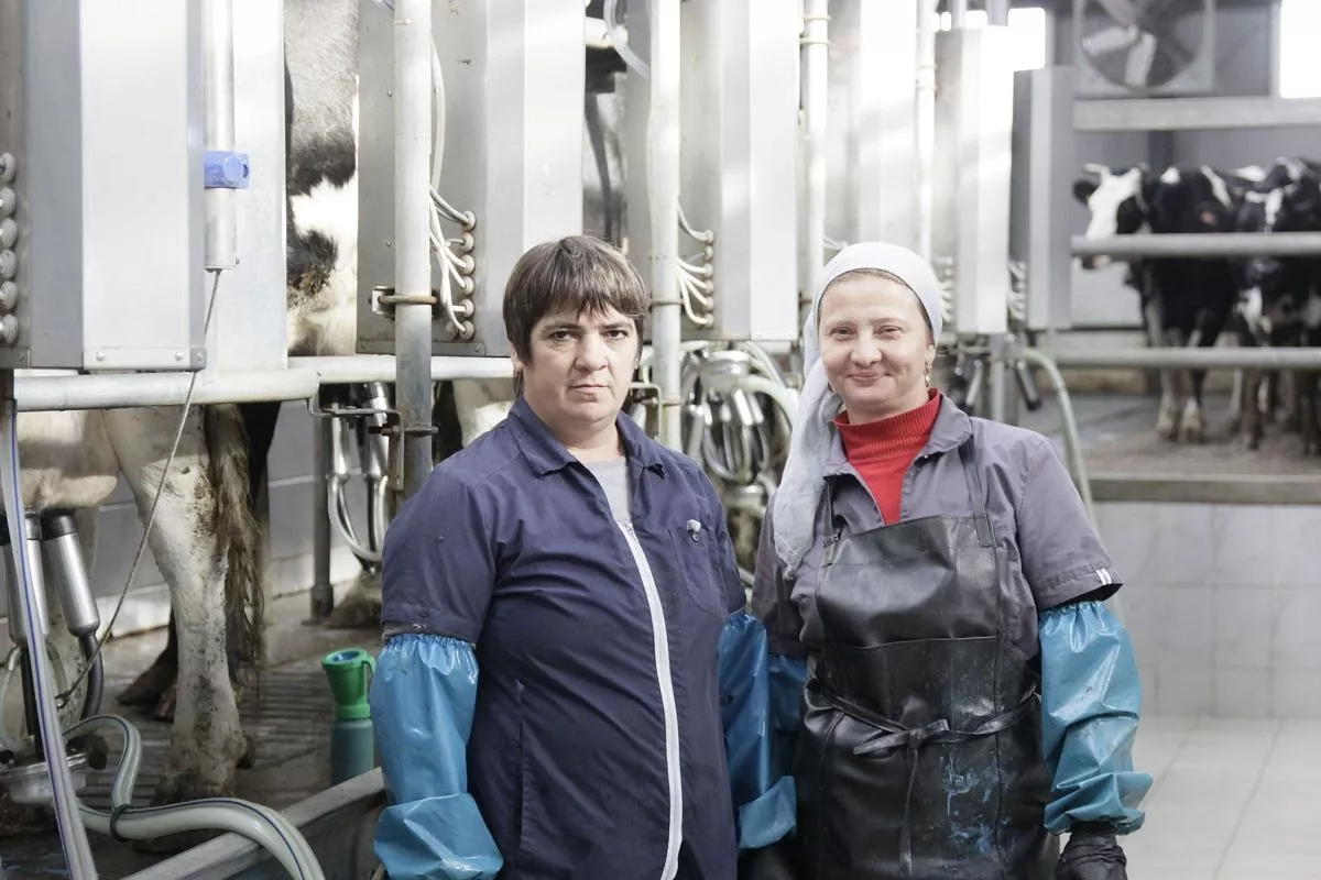 Доярки Ирина Чубукина и Ольга Стояненко довольны условиями труда после модернизации фермы. Доярки Ирина Чубукина и Ольга Стояненко довольны условиями труда после модернизации фермы.