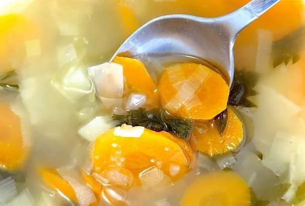 Варим гороховый суп без мяса – сытная классика без лишних калорий: очень выручает, особенно в пост