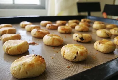 Делаю вручную толстые кругляшки и - в печь: готовим диетические сырники без капли масла 