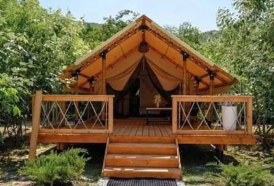 Краснодарский край вошел в топ лидеров по числу бронирований глэмпингов осенью