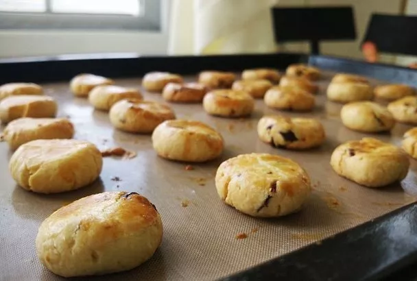 Делаю вручную толстые кругляшки и - в печь: готовим диетические сырники без капли масла 