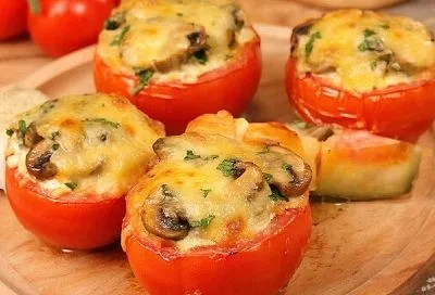 Срезаю на помидорах крышечки, кладу под завязку начинку и в духовку. Закуска, которая исчезает со стола всегда первой и ее всем мало