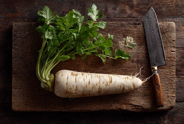 Дайкон, редька которую недооценивали: что это за овощ и как сделать из него «стейк»