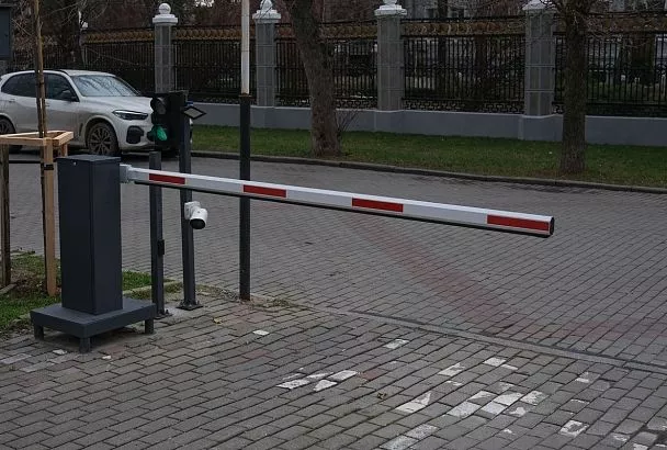 На муниципальных парковках закрытого типа в Краснодаре запустили новый сервис оплаты