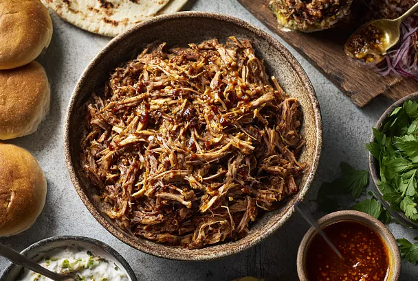 Томлю свинину в духовке целых 6 часов — рвётся на нежные волокна сама!