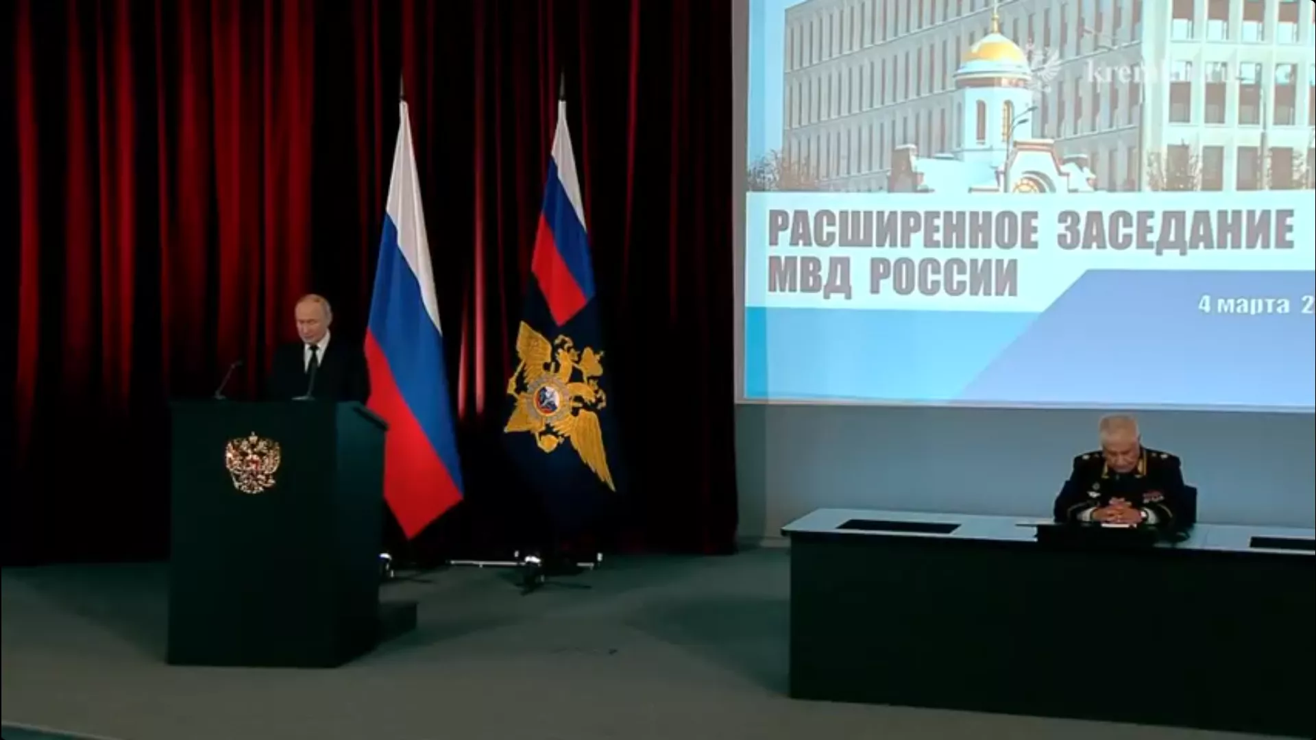 Путин анонсировал повышение зарплат сотрудникам МВД на фоне кадрового дефицита