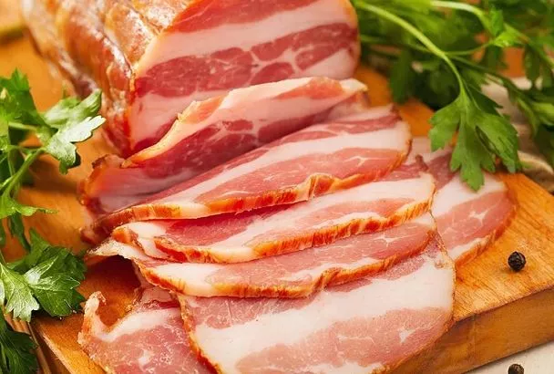 Ветчину в магазине давно не покупаю, готовлю сама без оболочки. Все, что  вам понадобится: мясо и приправы 