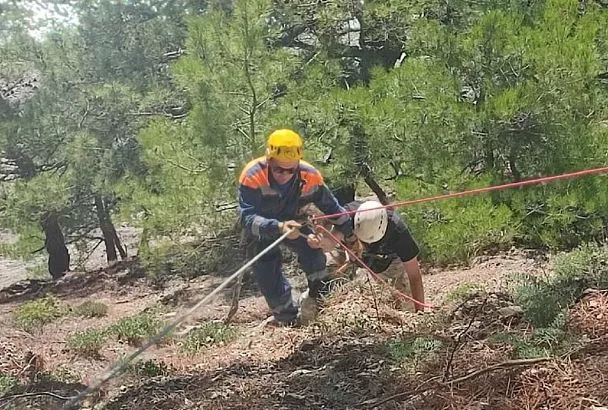 Спасатели помогли зависшему на скале туристу под Геленджиком