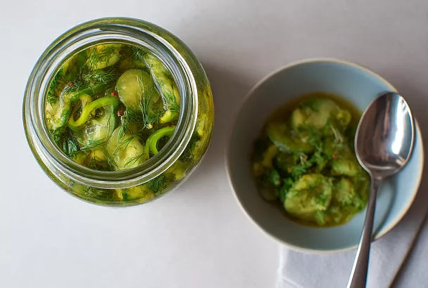 Зелёные помидоры за сутки: хрустящие, пряные, с правильной текстурой