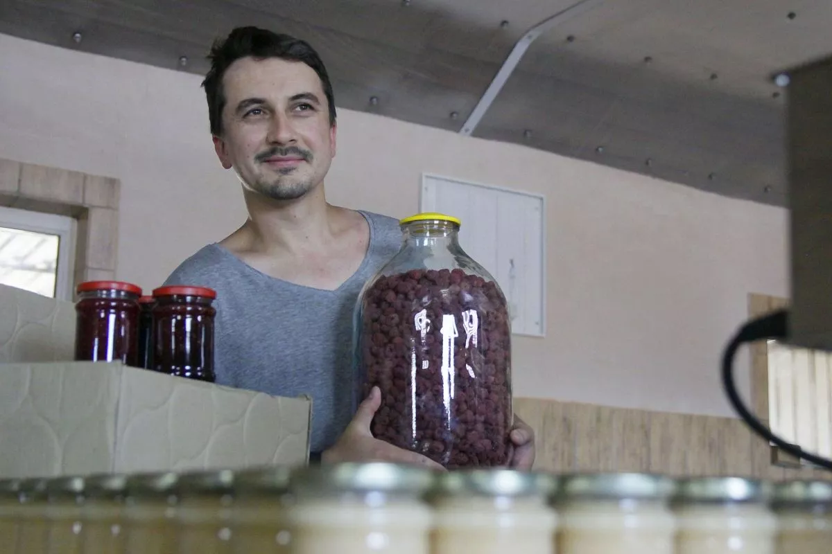 Молодой фермер сам продвигает свою продукцию – благо юридическое образование и деловая хватка помогают находить интересные предложения. Молодой фермер сам продвигает свою продукцию – благо юридическое образование и деловая хватка помогают находить интересные предложения.