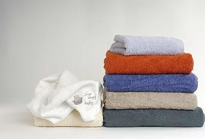 Бледнеть и покрываться пятнами не будет: как уберечь новую одежду от линьки при первой стирки