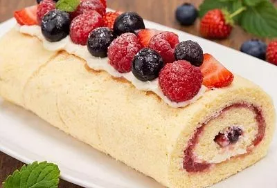 Бисквитный рулет "Пятиминутка" с ягодами: быстрый и вкусный рецепт из маминой тетради