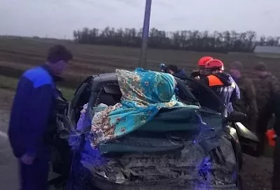 Спасатели вытащили двух детей из искореженного в ДТП автомобиля на Кубани