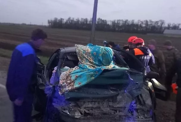 Спасатели вытащили двух детей из искореженного в ДТП автомобиля на Кубани