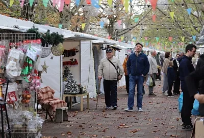 В Геленджике открылась новогодняя ярмарка на Платановой аллее