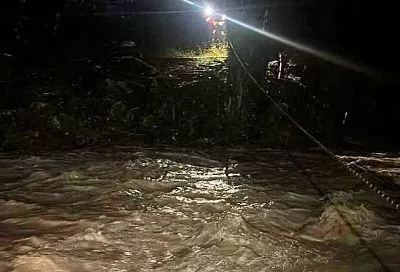 В Сочи автомобиль унесло течением реки. Водителя эвакуировали спасатели