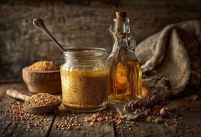 Часть зёрен растолкла для связки — получилась густая зерновая горчица без добавок и консервантов