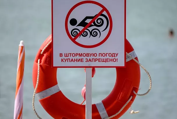 Красные флаги на пляжах: почему в Анапе запретили купаться в море