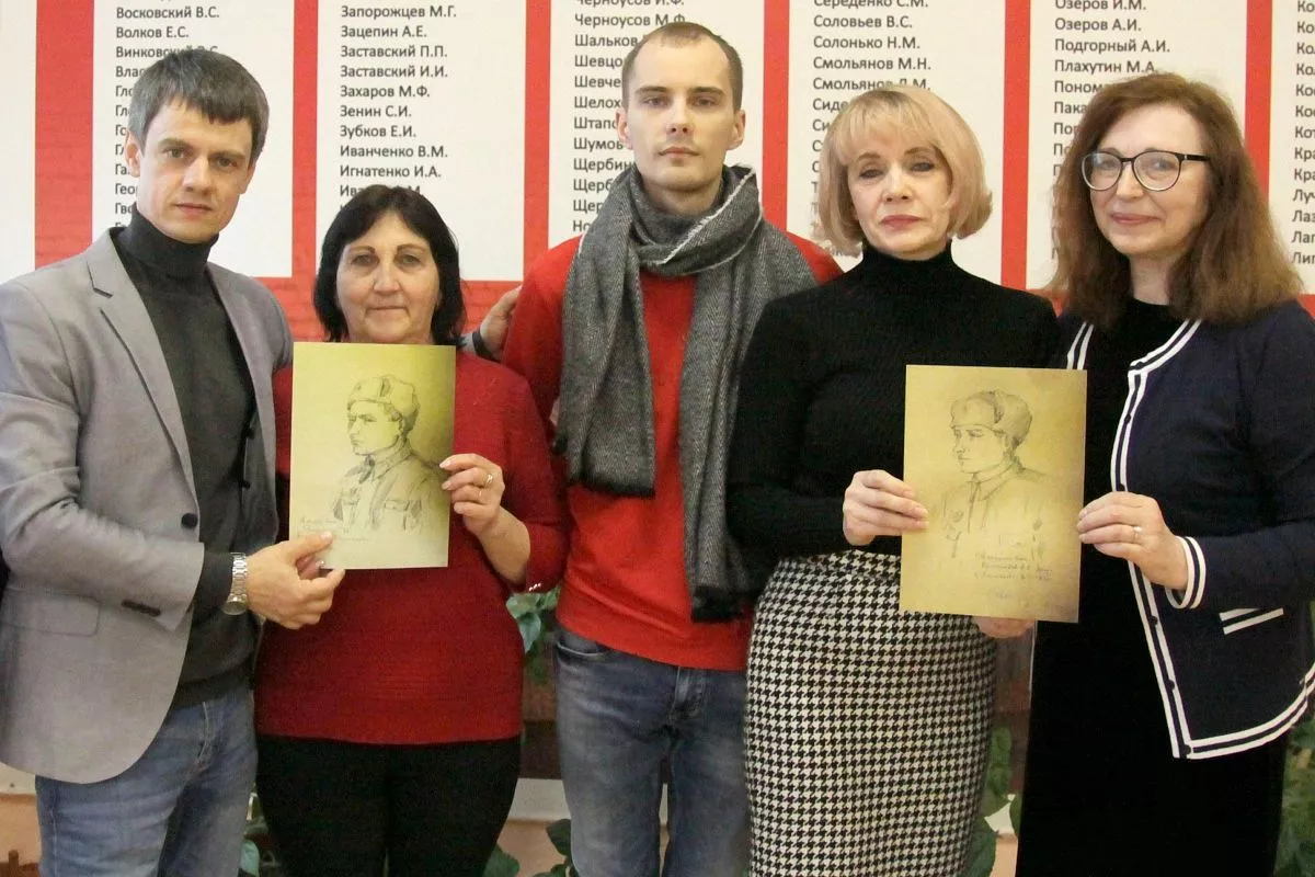 2020 год. «КН» передали копии портретов кавалеристов-доваторцев их родственникам (слева направо): корреспондент «КН» Денис Батов, Наталья Аганина с портретом своего двоюродного деда Петра Радомского, правнук Алексея Колесникова – Вячеслав Чернов и его мама, внучка фронтовика Ольга Чернова с портретом деда, учитель Карина Киреева. 2020 год. «КН» передали копии портретов кавалеристов-доваторцев их родственникам (слева направо): корреспондент «КН» Денис Батов, Наталья Аганина с портретом своего двоюродного деда Петра Радомского, правнук Алексея Колесникова – Вячеслав Чернов и его мама, внучка фронтовика Ольга Чернова с портретом деда, учитель Карина Киреева.