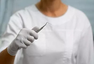 Не жди боли — чисти зубы: стоматолог объяснил, как избежать ранней потери зубов