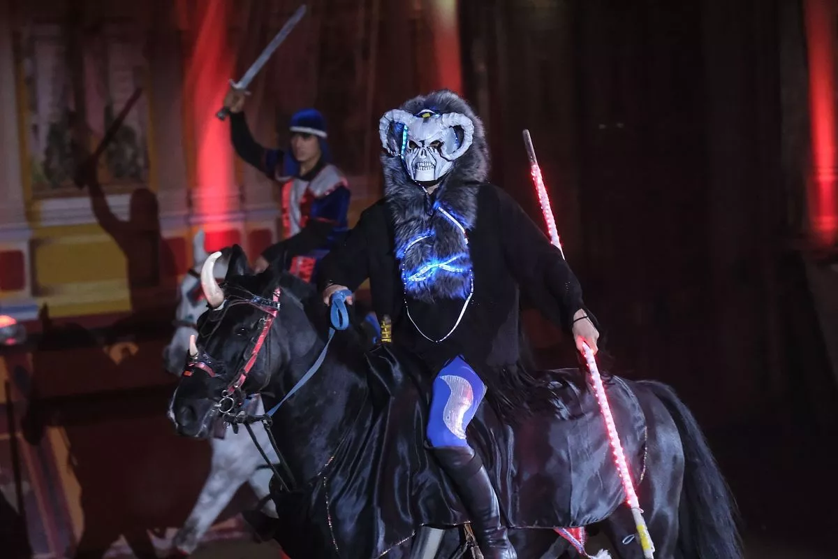 Специально для шоу костюмер театра сшил наряды и изготовил маски демонов.