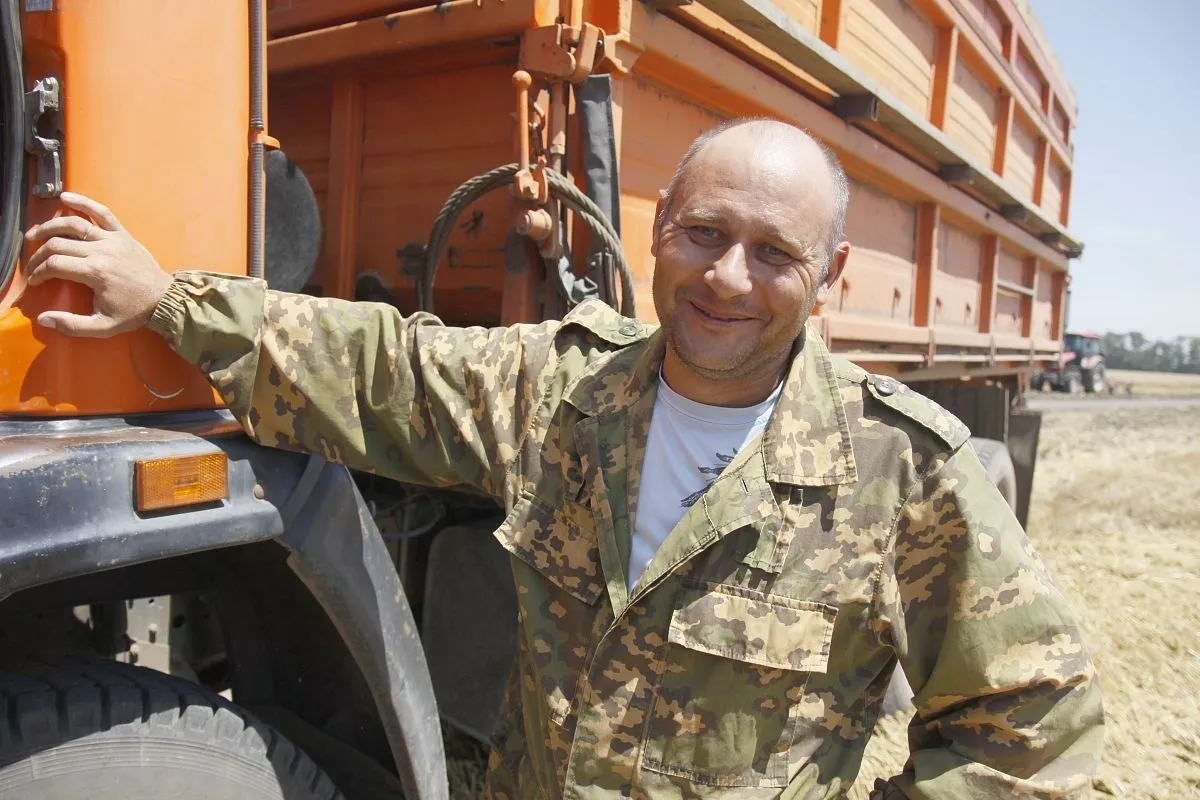 Водитель «Зари» Сергей Студенников лидирует на перевозке зерна с поля. Водитель «Зари» Сергей Студенников лидирует на перевозке зерна с поля.