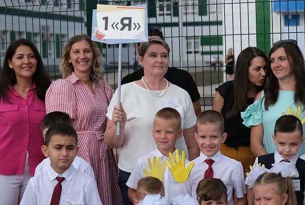 Я - из «Я»: как прошел День знаний в школе Краснодара, ставшей рекордсменом по числу первоклассников
