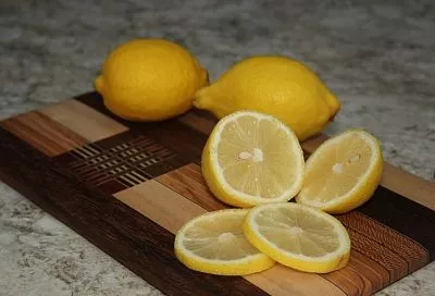 Покупаю лимоны килограммами и ни один не пропадает. Потому что знаю, как правильно хранить эти «запасы»