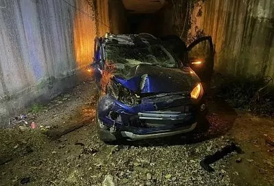 В Сочи автомобиль Ford вылетел с дороги и перевернулся, в итоге несовершеннолетняя пассажирка попала в больницу