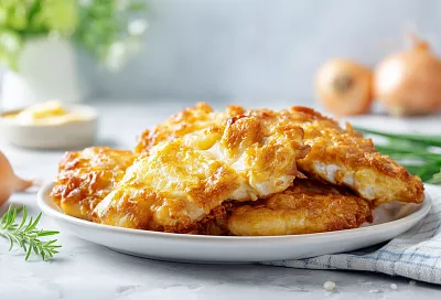 Готовлю куриную грудку нежнее масла: маринад-кляр из лука и сметаны — мясо тает во рту