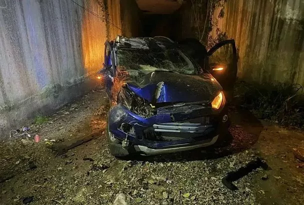 В Сочи автомобиль Ford вылетел с дороги и перевернулся, в итоге несовершеннолетняя пассажирка попала в больницу