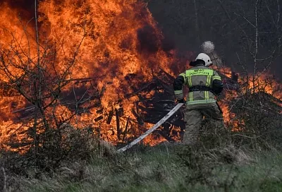 Лесной пожар на площади почти 1 га тушат в Туапсинском районе