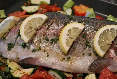 Если купила мороженную горбушу, то не солю ее, а запекаю в духовке с грибами: блюдо получается невероятно вкусными и красивым - хоть в кулинарный журнал отправляй