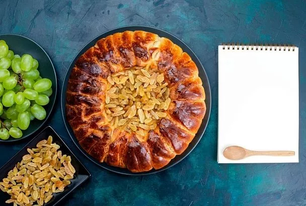 Пирог с изюмом в духовке: готовится так просто, что справится даже ребенок 