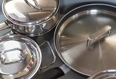 Крышки станут как новые всего лишь в «одно касание». Проверенный не одним поколением россиянок способ мытья посуды без всякой химии и металлических губок