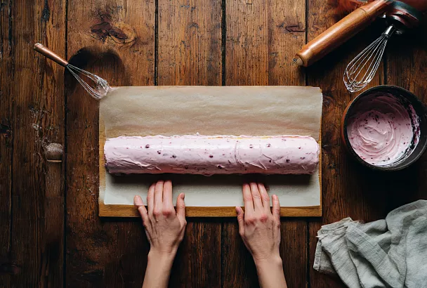 Ягодный бисквит-рулет с кремом-суфле