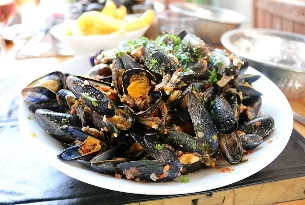 Сэкономите на ресторане: готовим дома мидии в вине