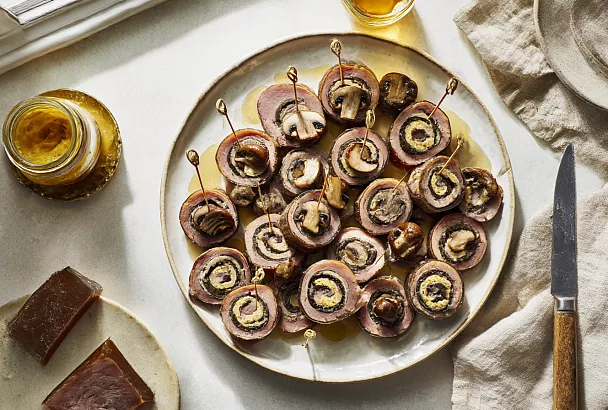 Варю язык четыре часа, оставляю в бульоне на ночь — и на Новый год режу тонко, как в ресторане