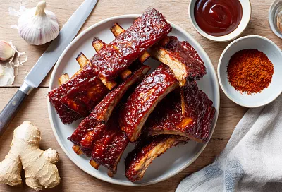Варю рёбра 30 минут со специями, потом быстро «карамелизую» в духовке — и дома выходит барбекю как в пивном ресторане