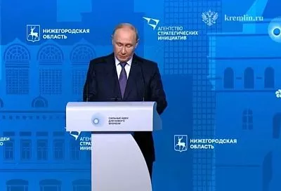 Путин назвал главными ориентирами государства человека и семью