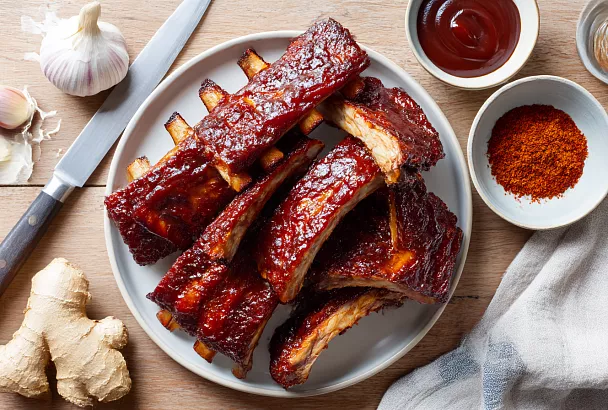 Варю рёбра 30 минут со специями, потом быстро «карамелизую» в духовке — и дома выходит барбекю как в пивном ресторане