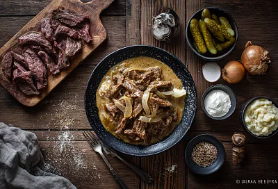 Мясо по-сомарски: говядина в сметане с огурцами, от которой трудно оторваться